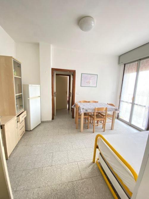 Complesso Mosaico Con Piscina Aperta Giugno Luglio Agosto Appartamenti Sono Arredati Vedi Foto Per Il Check In Agenzia Viale Francesco Petrarca 391 Lido Adriano Ra Esterno foto