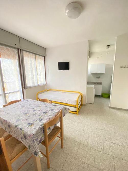 Complesso Mosaico Con Piscina Aperta Giugno Luglio Agosto Appartamenti Sono Arredati Vedi Foto Per Il Check In Agenzia Viale Francesco Petrarca 391 Lido Adriano Ra Esterno foto