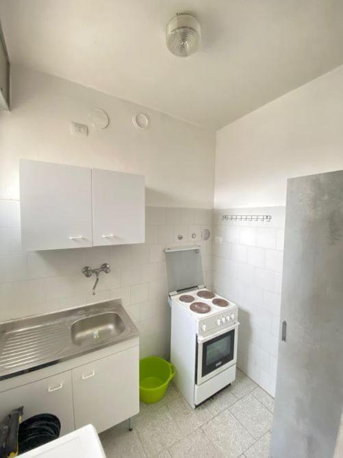 Complesso Mosaico Con Piscina Aperta Giugno Luglio Agosto Appartamenti Sono Arredati Vedi Foto Per Il Check In Agenzia Viale Francesco Petrarca 391 Lido Adriano Ra Esterno foto